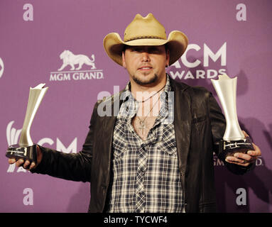 Il cantante Jason Aldean appare dietro le quinte con i premi ha raccolto per singolo record dell'anno e Vocal evento dell'anno per "non ti voglio rimanere', al quarantasettesimo Accademia annuale dei premi di musica country alla MGM Hotel in Las Vegas, Nevada, il 1 aprile 2012. UPI/David Becker Foto Stock