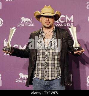 Il cantante Jason Aldean appare dietro le quinte con i premi ha raccolto per singolo record dell'anno e Vocal evento dell'anno per "non ti voglio rimanere', al quarantasettesimo Accademia annuale dei premi di musica country alla MGM Hotel in Las Vegas, Nevada, il 1 aprile 2012. UPI/David Becker Foto Stock