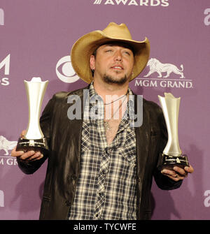 Il cantante Jason Aldean appare dietro le quinte con i premi ha raccolto per singolo record dell'anno e Vocal evento dell'anno per "non ti voglio rimanere', al quarantasettesimo Accademia annuale dei premi di musica country alla MGM Hotel in Las Vegas, Nevada, il 1 aprile 2012. UPI/David Becker Foto Stock