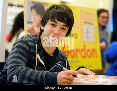 Attore Zachary Gordon firma autografi per promuovere il suo prossimo film rilasciare 'Diario di Wimpy Kid: Dog Days' alla promozione in Motion stand al Caesars Palace durante il CinemaCon, la convenzione ufficiale dell Associazione Nazionale dei proprietari di teatro, in Las Vegas, Nevada, il 25 aprile 2012. UPI/David Becker Foto Stock