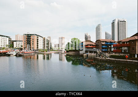 Blackwall bacino vicino a Canary Wharf, nei Docklands di Londra, guardando verso nord in direzione di dock di pioppo Foto Stock