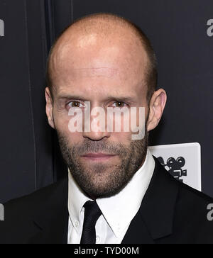 Attore Jason Statham assiste il pioniere dell'anno la cena al Caesars Palace durante il CinemaCon, la convenzione ufficiale dell Associazione Nazionale dei proprietari di teatro, in Las Vegas, Nevada, il 22 aprile 2015. Foto di David Becker/UPI Foto Stock