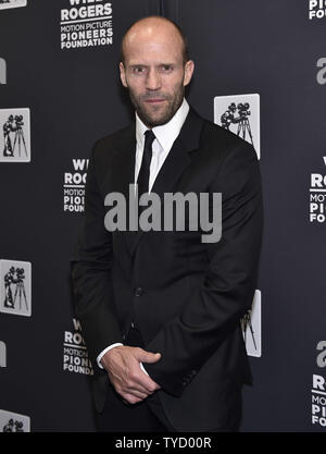 Attore Jason Statham assiste il pioniere dell'anno la cena al Caesars Palace durante il CinemaCon, la convenzione ufficiale dell Associazione Nazionale dei proprietari di teatro, in Las Vegas, Nevada, il 22 aprile 2015. Foto di David Becker/UPI Foto Stock