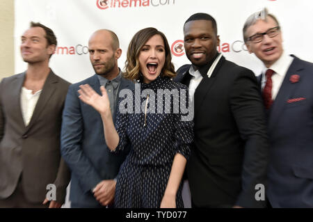 (L-R) attori Jude Law, Jason Statham, Rose Byrne, Curtis Ò50 CentÓ Jackson e direttore Paul Feig frequentare il ventesimo secolo Fox anteprima al Caesars Palace durante il CinemaCon, la convenzione ufficiale dell Associazione Nazionale dei proprietari di teatro, in Las Vegas, Nevada, il 23 aprile 2015. Foto di David Becker/UPI Foto Stock