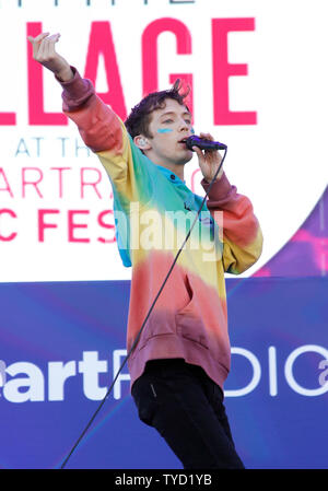 Troye Sivan esegue sul palco al iHeartRadio villaggio diurno concerti a Las Vegas, Nevada, il 24 settembre 2016. Foto di James Atoa/UPI Foto Stock