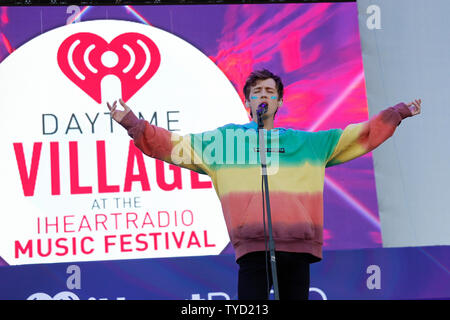 Troye Sivan esegue sul palco al iHeartRadio villaggio diurno concerti a Las Vegas, Nevada, il 24 settembre 2016. Foto di James Atoa/UPI Foto Stock