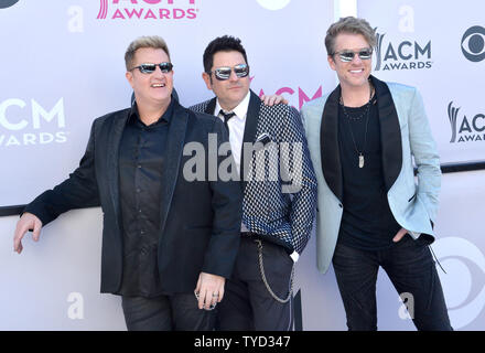 (L-R) Registrazione artisti Gary LeVox, Jay DeMarcus, e Joe Don Rooney della musica del gruppo Rascal Flatts frequentare la cinquantaduesima annuale di Academy of Country Music Awards tenutosi a T-Mobile Arena di Las Vegas, Nevada, il 2 aprile 2017. La mostra sarà teletrasmesso in diretta su CBS. Foto di Jim Ruymen/UPI Foto Stock