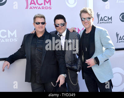 (L-R) Registrazione artisti Gary LeVox, Jay DeMarcus, e Joe Don Rooney della musica del gruppo Rascal Flatts frequentare la cinquantaduesima annuale di Academy of Country Music Awards tenutosi a T-Mobile Arena di Las Vegas, Nevada, il 2 aprile 2017. La mostra sarà teletrasmesso in diretta su CBS. Foto di Jim Ruymen/UPI Foto Stock