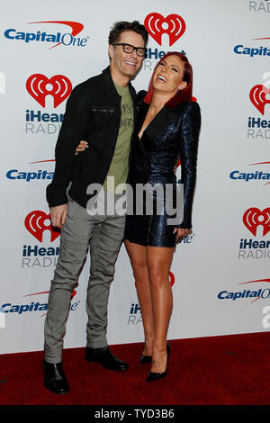 Bobby ossa e Sharna Burgess arriva per il iHeartRadio Music Festival presso la T-Mobile Arena di Las Vegas, Nevada, il 21 settembre 2018. Foto di James Atoa/UPI Foto Stock