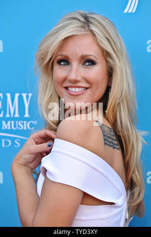 Whitney Duncan arriva sul tappeto arancione presso l'Accademia di Musica Country (ACM) Awards di Las Vegas, Nevada, il 18 aprile 2010. UPI/Alexis C. Glenn Foto Stock