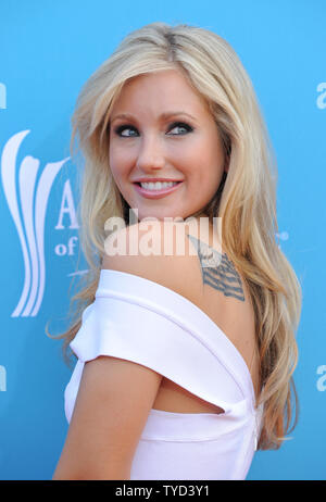 Whitney Duncan arriva sul tappeto arancione presso l'Accademia di Musica Country (ACM) Awards di Las Vegas, Nevada, il 18 aprile 2010. UPI/Alexis C. Glenn Foto Stock