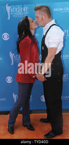 Rory Lee Feek e Joey Martin Feek, del duo Joey + Rory, arrivano sul tappeto arancione presso l'Accademia di Musica Country (ACM) Awards di Las Vegas, Nevada, il 18 aprile 2010. UPI/Alexis C. Glenn Foto Stock