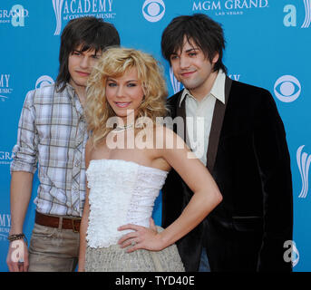 Neil Perry, Kimberly Perry, e Reid Perr, della Band Perry, arrivano sul tappeto arancione presso l'Accademia di Musica Country (ACM) Awards di Las Vegas, Nevada, il 18 aprile 2010. UPI/Alexis C. Glenn Foto Stock