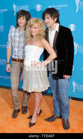 Neil Perry, Kimberly Perry, e Reid Perr, della Band Perry, arrivano sul tappeto arancione presso l'Accademia di Musica Country (ACM) Awards di Las Vegas, Nevada, il 18 aprile 2010. UPI/Alexis C. Glenn Foto Stock