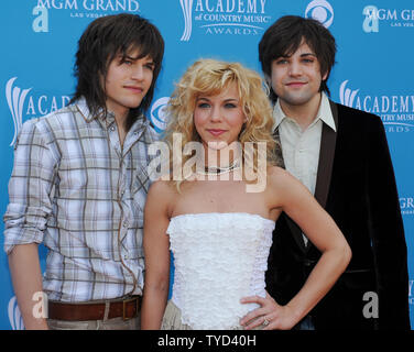 Neil Perry, Kimberly Perry, e Reid Perr, della Band Perry, arrivano sul tappeto arancione presso l'Accademia di Musica Country (ACM) Awards di Las Vegas, Nevada, il 18 aprile 2010. UPI/Alexis C. Glenn Foto Stock