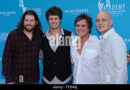 (L a R) James Young, Chris Thompson, Mike Eli e Jon Jones, dell'Eli Giovani Band, arrivano sul tappeto arancione presso l'Accademia di Musica Country (ACM) Awards di Las Vegas, Nevada, il 18 aprile 2010. UPI/Alexis C. Glenn Foto Stock