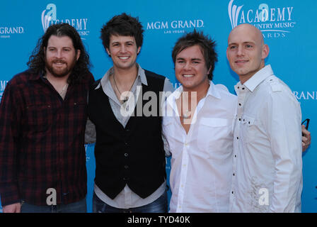 (L a R) James Young, Chris Thompson, Mike Eli e Jon Jones, dell'Eli Giovani Band, arrivano sul tappeto arancione presso l'Accademia di Musica Country (ACM) Awards di Las Vegas, Nevada, il 18 aprile 2010. UPI/Alexis C. Glenn Foto Stock