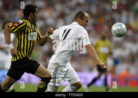 Robben rigidi con la palla durante la pace Cup match tra Real Madrid e al Ittihad sulla luglio 26, 2009 a Madrid, Spagna. (UPI foto/Angel Martinez) Foto Stock