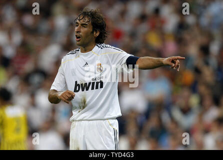 Raul reagisce durante la pace Cup match tra Real Madrid e al Ittihad sulla luglio 26, 2009 a Madrid, Spagna. (UPI foto/Angel Martinez) Foto Stock