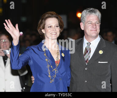 L'attrice Sigourney Weaver e suo marito Direttore Jim Simpson arriva di fronte a una grande folla presso la famosa Djamaa El Fna prima di una schermatura esterna del 'Alien' trilogy durante il Marrakech International Film Festival a Marrakech il 16 novembre 2008. (UPI foto/David Silpa) Foto Stock