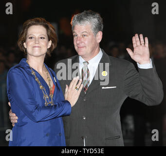 L'attrice Sigourney Weaver e suo marito Direttore Jim Simpson arriva di fronte a una grande folla presso la famosa Djamaa El Fna prima di una schermatura esterna del 'Alien' trilogy durante il Marrakech International Film Festival a Marrakech il 16 novembre 2008. (UPI foto/David Silpa) Foto Stock