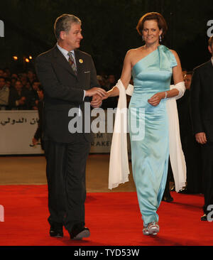 L'attrice Sigourney Weaver e suo marito Direttore Jim Simpson arrivano sul tappeto rosso prima di un tributo al tessitore durante il Marrakech International Film Festival a Marrakech il 16 novembre 2008. (UPI foto/David Silpa) Foto Stock