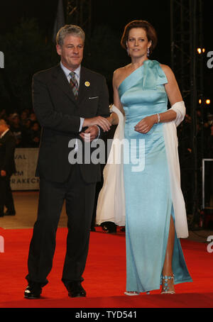 L'attrice Sigourney Weaver e suo marito Direttore Jim Simpson arrivano sul tappeto rosso prima di un tributo al tessitore durante il Marrakech International Film Festival a Marrakech il 16 novembre 2008. (UPI foto/David Silpa) Foto Stock