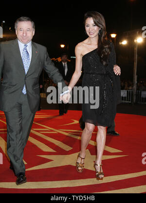 Attrice Michelle Yeoh e il marito Jean Todt arrivare sul tappeto rosso prima di un tributo a Yeoh durante il Marrakech International Film Festival a Marrakech il 21 novembre 2008. (UPI foto/David Silpa) Foto Stock