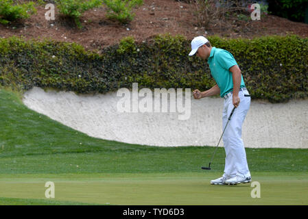 Jordan Spieth reagisce dopo aver apportato un par putt sul dodicesimo foro nel primo round del 2016 Masters a Augusta National ad Augusta, in Georgia il 7 aprile 2016. Foto di Kevin Dietsch/UPI Foto Stock