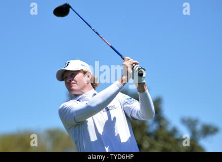 Brandt Snedeker colpisce un tee-shot sul primo foro scatola a t nel terzo round del 2016 Masters a Augusta National ad Augusta, in Georgia il 9 aprile 2016. Foto di Kevin Dietsch/UPI Foto Stock
