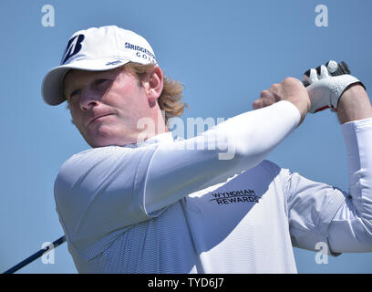 Brandt Snedeker colpisce un tee-shot sul primo foro scatola a t nel terzo round del 2016 Masters a Augusta National ad Augusta, in Georgia il 9 aprile 2016. Foto di Kevin Dietsch/UPI Foto Stock