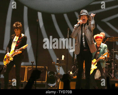 Mick Jagger e i Rolling Stones, Ron Wood sulla sinistra e Keith Richards destra, eseguire presso il Prudential Center a Newark, N.J. Dicembre 13, 2012. Il cinquantesimo anniversario tour potrebbe essere l'ultima per il leggendario gruppo di musica. UPI/Mark Abramo Foto Stock