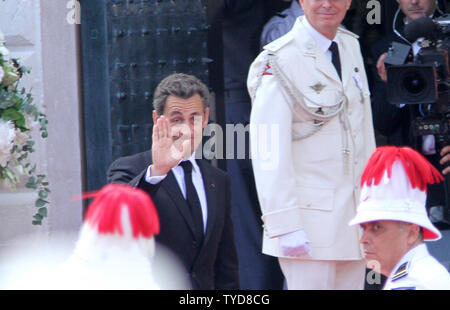 Il Presidente francese Nicolas Sarkozy arriva al Palazzo del Principe per i religiosi la cerimonia del matrimonio del Principe Alberto II e la principessa Charlene in Monte Carlo, Monaco il 2 luglio 2011. Il principe e la principessa ha preso parte in un matrimonio civile cerimonia di ieri. UPI/ David Silpa Foto Stock