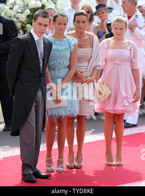 (Da l a r) Louis Ducruet, Pauline Ducruet, Principessa Stephanie di Monaco e Camille Gotlieb arrivano al Palazzo del Principe per i religiosi la cerimonia del matrimonio del Principe Alberto II e la principessa Charlene in Monte Carlo, Monaco il 2 luglio 2011. Il principe e la principessa ha preso parte in un matrimonio civile cerimonia di ieri. UPI/ David Silpa Foto Stock