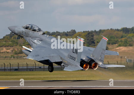 McDonnell Douglas e Boeing F15E Strike Eagle con base a RAF Lakenheath in Suffolk REGNO UNITO utilizzando afterburner per una piena presa di forza da Lakenheath. Foto Stock