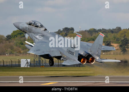 McDonnell Douglas e Boeing F15E Strike Eagle con base a RAF Lakenheath in Suffolk REGNO UNITO utilizzando afterburner per una piena presa di forza da Lakenheath. Foto Stock