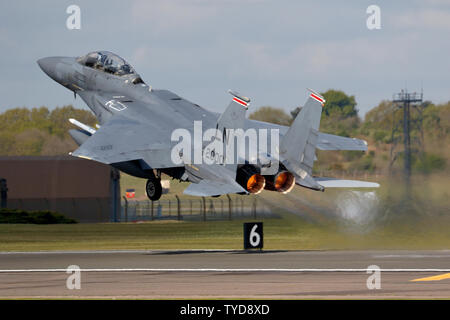 McDonnell Douglas e Boeing F15E Strike Eagle con base a RAF Lakenheath in Suffolk REGNO UNITO utilizzando afterburner per una piena presa di forza da Lakenheath. Foto Stock