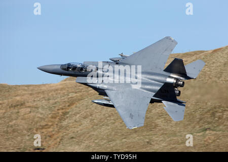 McDonnell Douglas e Boeing F15E Strike Eagle con base a RAF Lakenheath in Suffolk REGNO UNITO a un basso livello di formazione missionaria in LFA7, il Mach Loop, Dolgellau Foto Stock