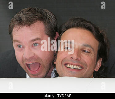 Guillaume de Tonquedec (L) e Bruno Salomone arriva a la foto chiamata per la serie 'Bomba Girls' durante la cinquantaduesima annuale di Festival della Televisione di Monte Carlo a Monte Carlo, Monaco, il 14 giugno 2012. UPI/David Silpa Foto Stock