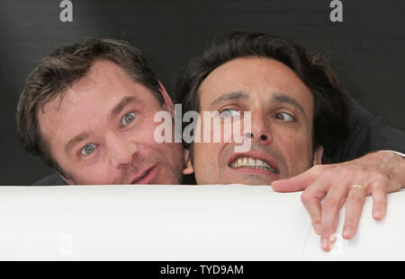 Guillaume de Tonquedec (L) e Bruno Salomone arriva a la foto chiamata per la serie 'Bomba Girls' durante la cinquantaduesima annuale di Festival della Televisione di Monte Carlo a Monte Carlo, Monaco, il 14 giugno 2012. UPI/David Silpa Foto Stock