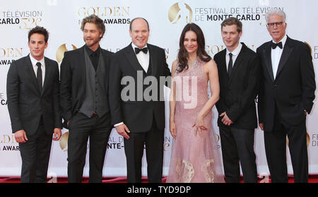 (Da l a r) Michael Trevino, Chad Michael Murray, il Principe Alberto II di Monaco, Madeleine Stowe, Joseph Morgan e Ted Danson arrivare sul tappeto rosso per la cerimonia di chiusura del 52annuale di Festival della Televisione di Monte Carlo a Monte Carlo, Monaco, il 14 giugno 2012. UPI/David Silpa Foto Stock