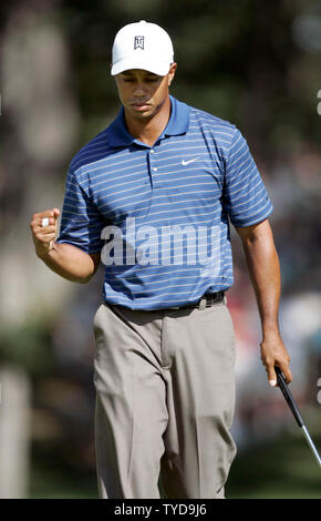 British Open Champion Tiger Woods reagisce a rendere il birdie sulla quattordicesima verde durante il primo round del campionato di PGA al Medinah Country Club in Medinah, Il 17 agosto 2006. (UPI foto/Mark Cowan) Foto Stock