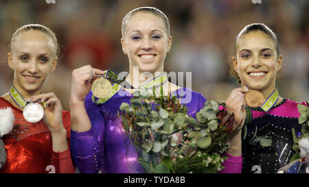 Medalists in donne individuale tutto finals brandire le loro medaglie presso la Rod Laver Arena per il Mondiale di Ginnastica Artistica campionati a Melbourne in Australia nel novembre del 254, 2005. Da sinistra: American Nastia Liukin di Plano, Tex. (Argento con 37.823 punti), American Chellsie Memmel di West Allis, Wisc. (Oro, 37.824 punti), e Monette australiano Russo di Melbourne (bronzo, 37.298 punti). (UPI foto/Grazia Chiu) Foto Stock