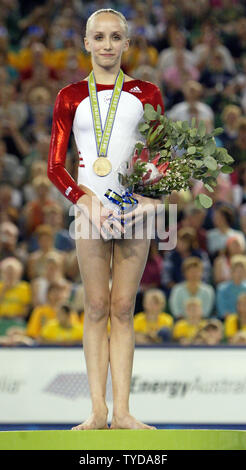 American ginnasta Nastia Liukin attende la riproduzione del suo inno nazionale in suo onore vincente per le donne le barre irregolari Finals presso la Rod Laver Arena per il Mondiale di Ginnastica Artistica campionati di Melbourne in Australia il 26 novembre 2005. Liukin, 16 di Plano, Tex., catturato la medaglia d'oro con 9.662 punti. (UPI foto / Grazia Chiu) Foto Stock