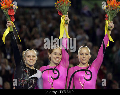 Medalists in donne individuale tutto finals salutare il pubblico al XVIII Giochi del Commonwealth di Melbourne, Austraiia il 18 marzo 2006. Da sinistra: Elyse Hopfner-Hibbs, 16 di Toronto, Canada (argento, 57.100 punti), Chloe Sims, 15, di Brisbane, Australia (Oro, 57.100 punti tie-break), e Hollie dighe, 15, della Gold Coast, Australia (bronzo, 55.800 punti). (UPI foto/Grazia Chiu). Foto Stock