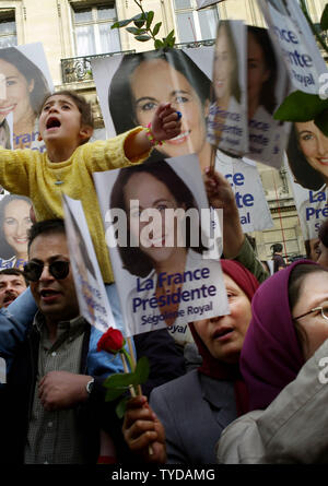 I sostenitori della candidata socialista in Francia nelle elezioni presidenziali Segolene Royal, reagiscono dopo l annuncio dei risultati elettorali presso la sua campagna ha sede a Parigi, 6 maggio 2007. Royal perso al conservatore Nicolas Sarkozy. (UPI foto/Khanh Renaud) Foto Stock