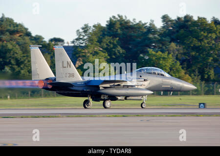 McDonnell Douglas e Boeing F15E Strike Eagle con base a RAF Lakenheath in Suffolk REGNO UNITO utilizzando afterburner per una piena presa di forza da Lakenheath. Foto Stock