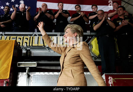 Elezioni presidenziali democratiche speranzoso Hillary Clinton (D-N.Y.) saluta i sostenitori in corrispondenza di una interruzione della campagna a Merrillville Vigili del Fuoco stazione in Merrillville, Indiana il 5 maggio 2008. Indiana detiene la loro primaria presidenziale il 6 maggio. (UPI foto/Mark Cowan) Foto Stock