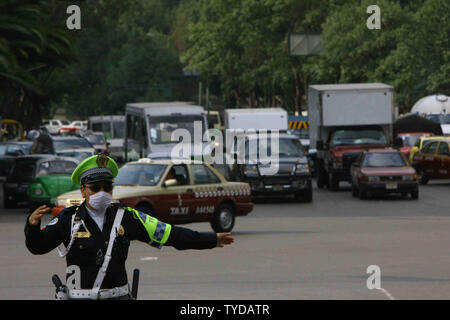 Un poliziotto del traffico indossa una maschera protettiva come egli lavora nel centro cittadino di Città del Messico il 27 aprile 2009. Il tributo di morte pagato l'influenza suina epidemia in Messico ha raddoppiato il lunedì e l Organizzazione Mondiale della Sanità ha sollevato il livello di allerta. (UPI foto/Israele Rosas) Foto Stock