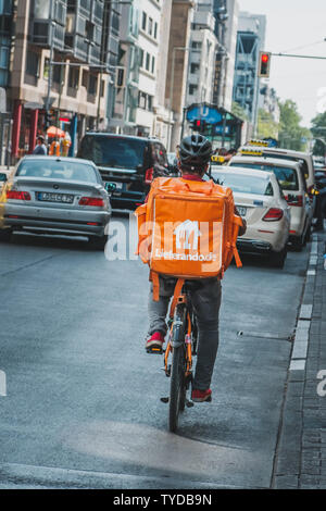 Berlino, Germania - Giugno, 2019: Persona in bicicletta a consegnare il cibo per Lieferando a Berlino Foto Stock